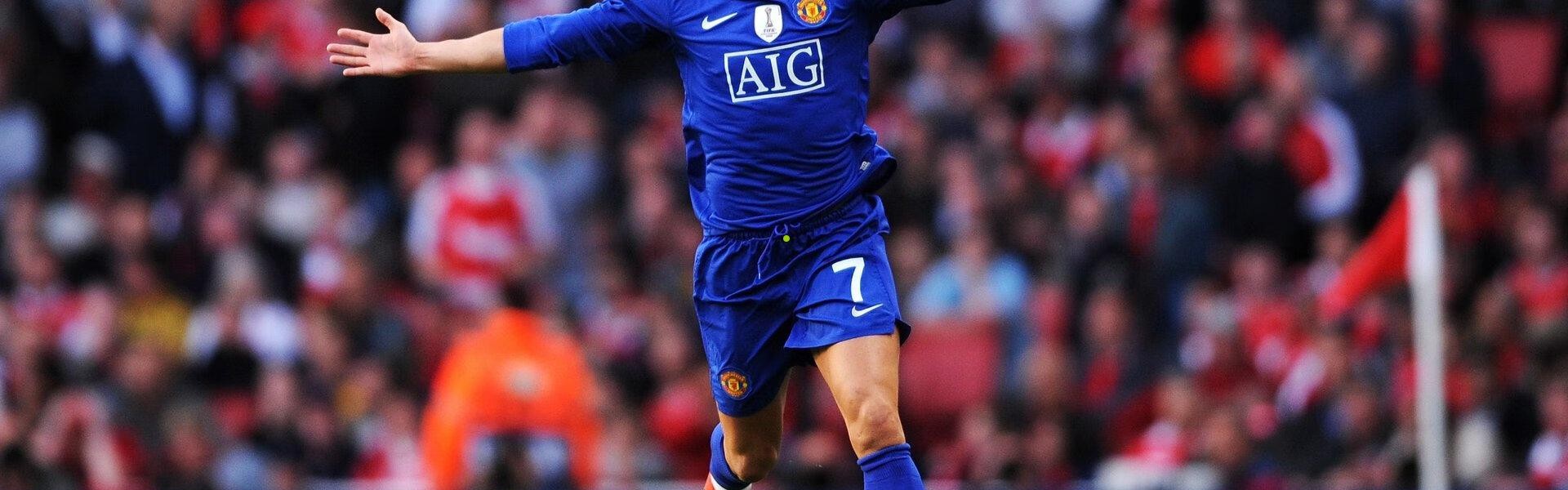 华体会体育app_圣安东尼奥马刺官方社媒亮相赛前时尚风潮，球员入场穿搭彰显团队个性与潮流融合