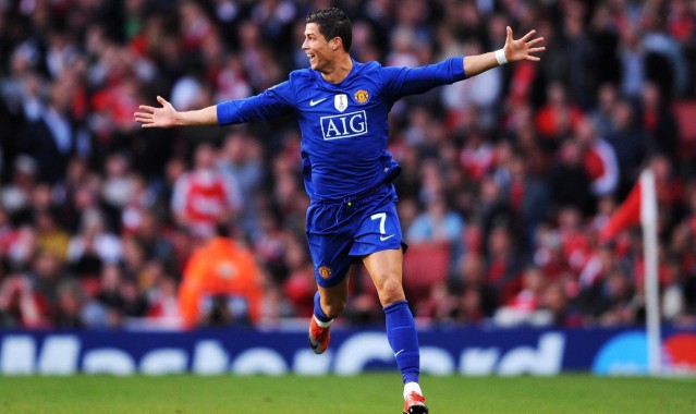 华体会体育app_圣安东尼奥马刺官方社媒亮相赛前时尚风潮，球员入场穿搭彰显团队个性与潮流融合