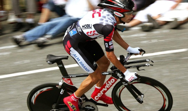 华体会|奥斯汀-里夫斯次节百分百命中率爆发，单节14分引领湖人攻势如潮