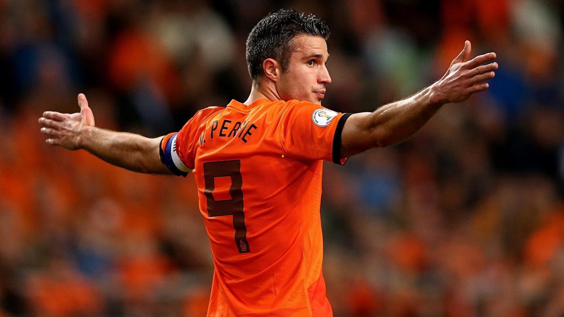 国足集训展现全新气象 中前场抢圈训练强化一脚出球战术体系